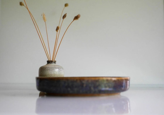 Image 1 of Plato de cerámica de estilo modernista, obra de Michael Andersen, Dinamarca, década de 1960.