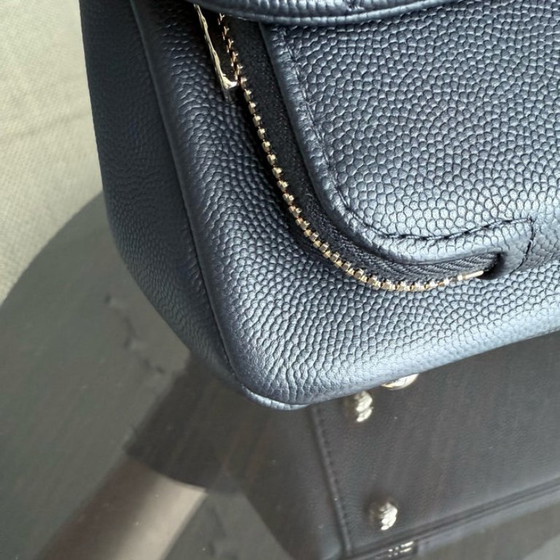 Image 1 of Chanel Business Affinity - Caviar acolchado negro con herrajes dorados