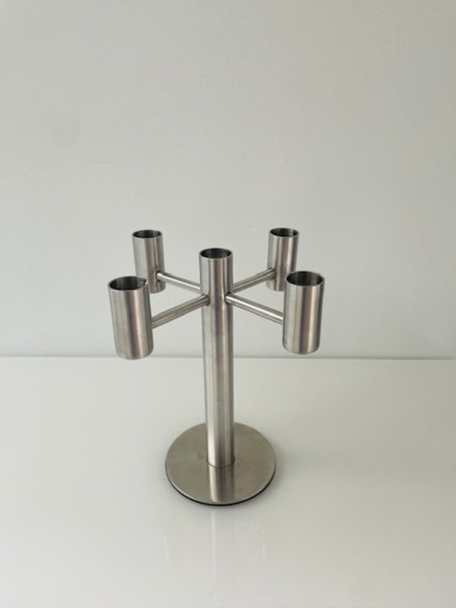Candelabro de cinco brazos de acero inoxidable, diseño moderno.