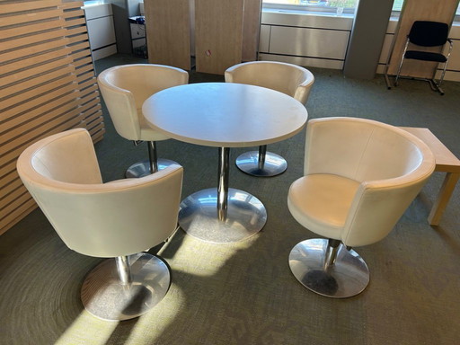 Set di design COR con 4 sedie e tavolo