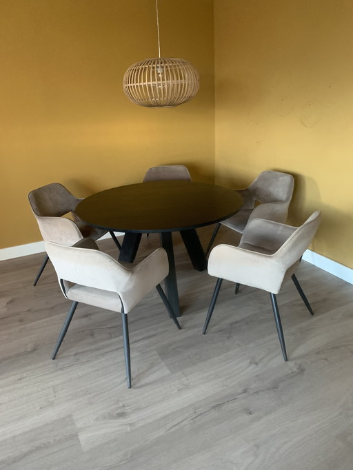 Runder Esstisch aus schwarzer Eiche – Modell Rhonda – mit fünf taupefarbenen Esszimmerstühlen