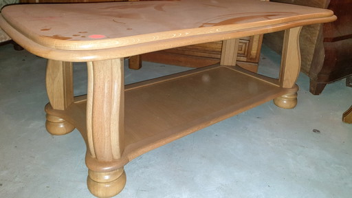 Schlichter Couchtisch aus Eiche