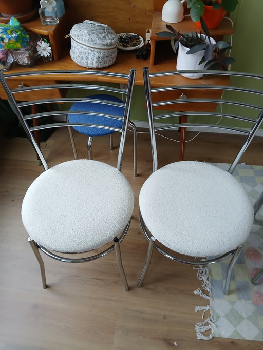 Vier Edelstahlstühle mit Bouclé-Stoffbezug