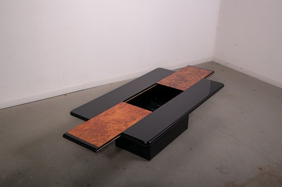 Image 1 of Hochglanzlackierter Couchtisch mit versteckter Bar und Wurzelholzfurnier, ca. 1980