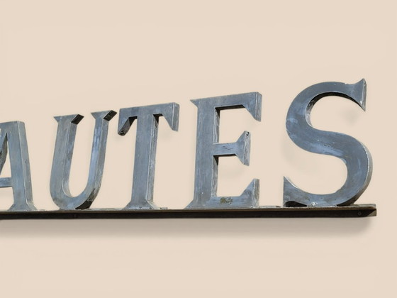 Image 1 of Letrero de zinc con la inscripción "Nuevos productos", década de 1950.