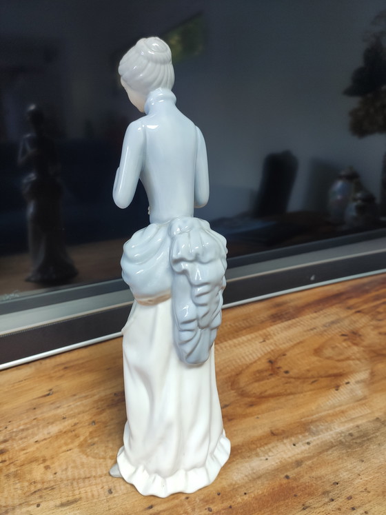 Image 1 of Grote porseleinen vrouw