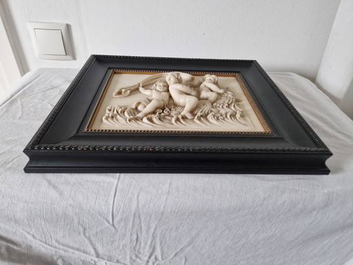 Relieve mural de alabastro (putti) con marco de exhibición de lujo Larson-Juhl