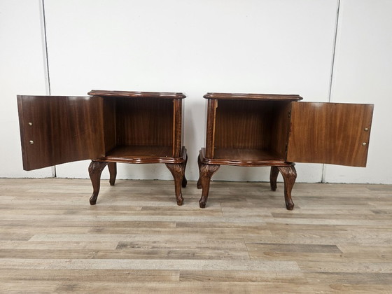 Image 1 of Mesitas de noche Chippendale con puertas curvas y patas talladas