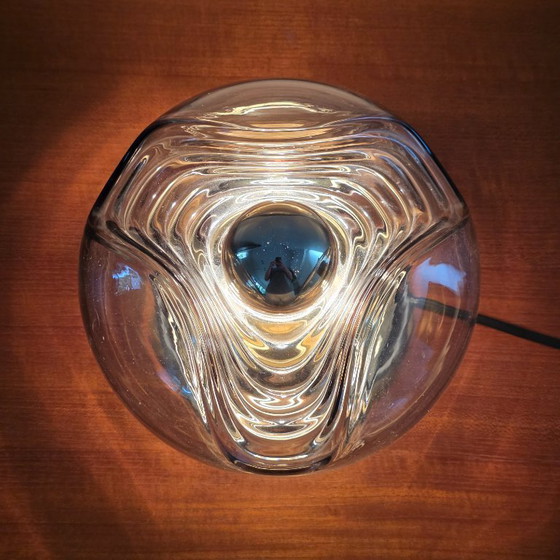 Image 1 of Vintage Space Age tafellamp – Peill & Putzler “Wave” / “Futura” – 1970s Duitsland – Rookglas en Metaal – Ø 22 cm. Space Age