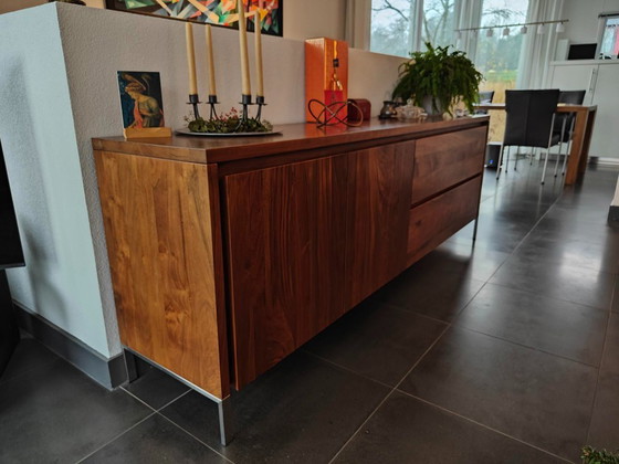 Image 1 of Buffet en noyer massif.