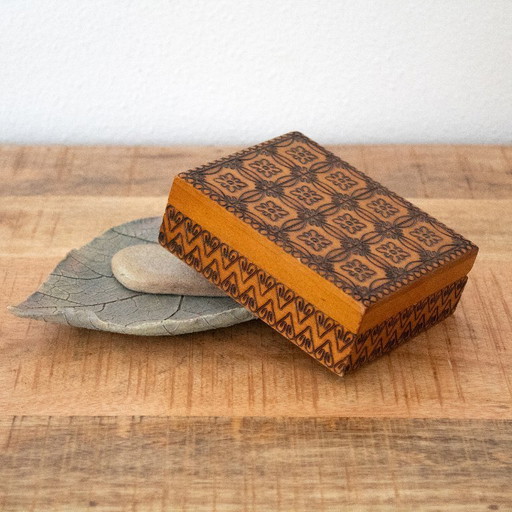 Boîte en bois de style art populaire polonais, à motifs floraux et de cœurs