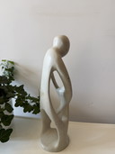 Sculpture en stéatite représentant un parent et un enfant