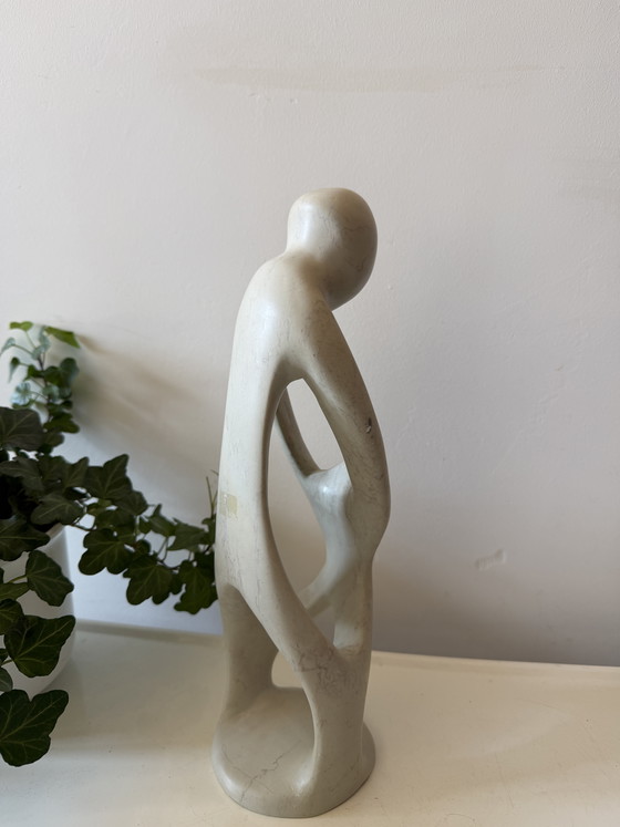 Image 1 of Sculpture en stéatite représentant un parent et un enfant