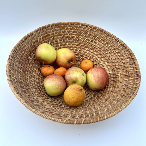 Image 1 of Panier en rotin tressé à la main – années 1970-1980