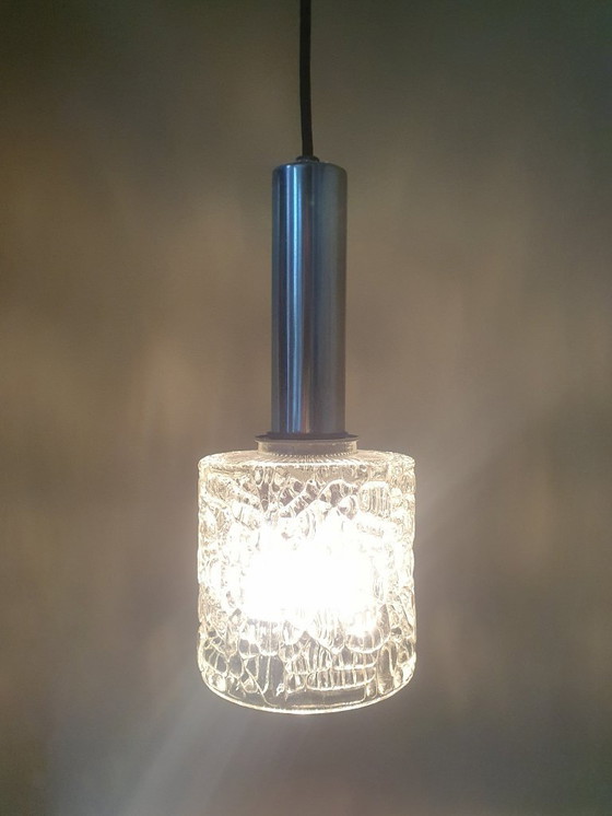 Image 1 of Suspension futuriste en verre craquelé avec luminaire chromé.