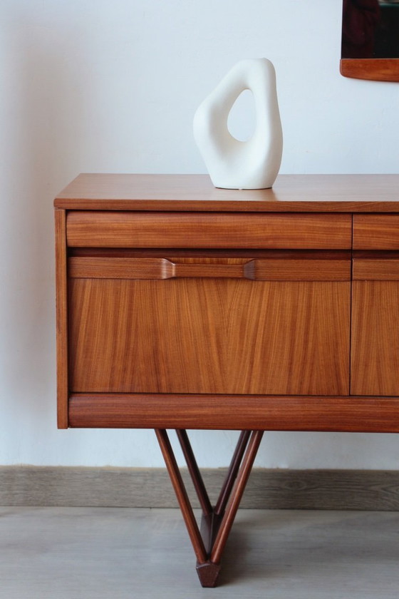 Image 1 of Elliotts of Newbury Low Dressoir: een icoon van mid-century design in teakhout