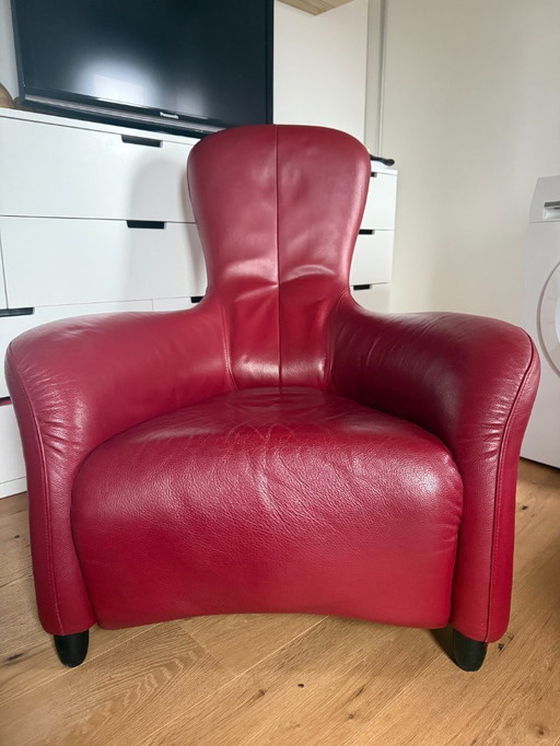 Sillón Montis Loge con reposapiés en piel roja