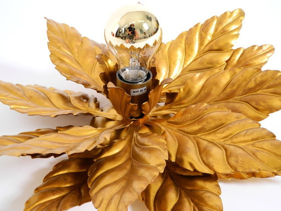 Image 1 of Rare grande lampe de plafond ou applique murale de style florentin, plaquée or, signée Hans Kögl, datant des années 1980.