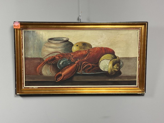 Image 1 of Naturaleza muerta con langosta y limón de R. Viliruvy, óleo sobre lienzo, Bélgica, 1951.