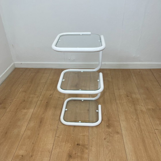 Image 1 of Vintage bijzettafel van wit buisvormig metaal en glas, modernistisch ontwerp uit de jaren 80.