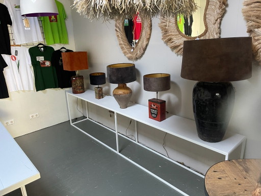 Mooie sidetable.   300 cm.   Showmodel. 