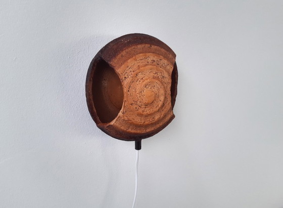 Image 1 of Keramieken vintage wandlamp, chamotte klei, brutalist wandlamp, bruine aardewerken mcm lamp