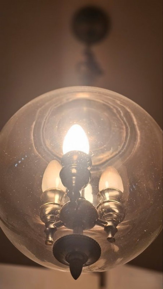 Vintage hanglamp in lantaarnstijl – Dikke glazen bol – 3 lampen – Gepatineerd metaal – old school (photo 4 of 5)