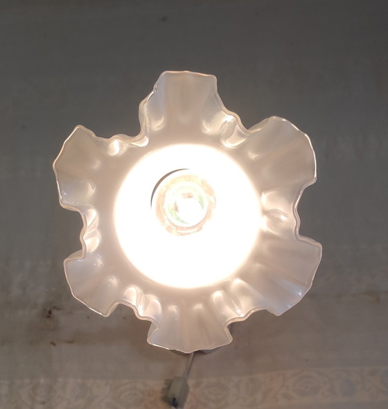 Image 1 of Wandlamp met zwanenhals van messing, porselein en opaalglas - midden 20e eeuw