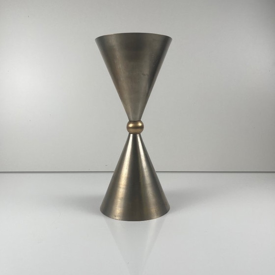Image 1 of Excepcional dúo de candelabros con forma de campana y reloj de arena, estilo posmoderno-memphis, metal, 1980.