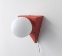 Keramieken vintage wandlamp met glazen bol, chamotte klei, brutalist wandlamp, oranje aardewerken mcm lamp