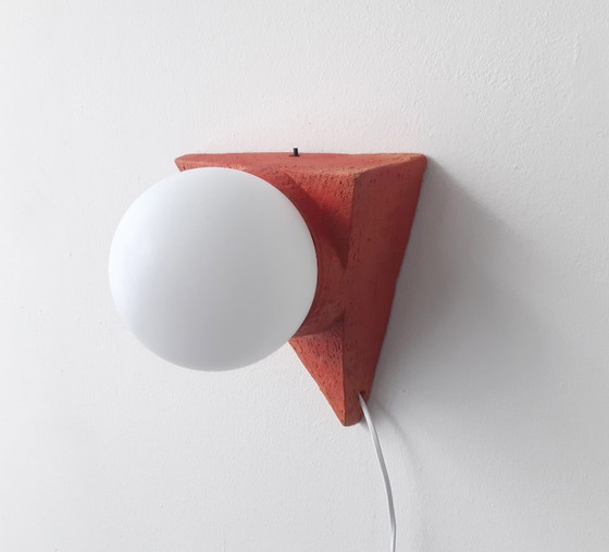 Image 1 of Keramieken vintage wandlamp met glazen bol, chamotte klei, brutalist wandlamp, oranje aardewerken mcm lamp