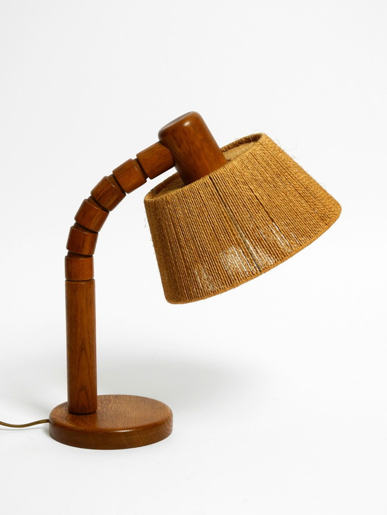 Image 1 of Originele Mid Century Moderne Temde Tafellamp Van Eiken Met Geweven Sisal Kap