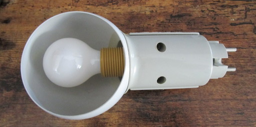 Lampada da tavolo retrò con attacco in metallo bianco/grigio, di grandi dimensioni.