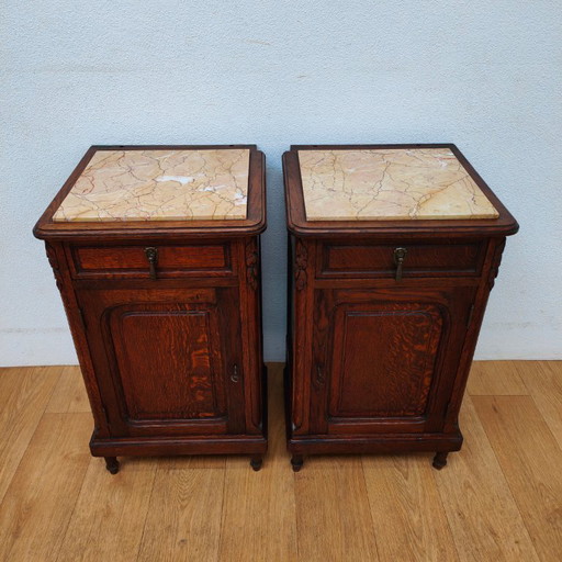 Ensemble de tables de chevet anciennes avec plateaux en marbre. Prix fixe.