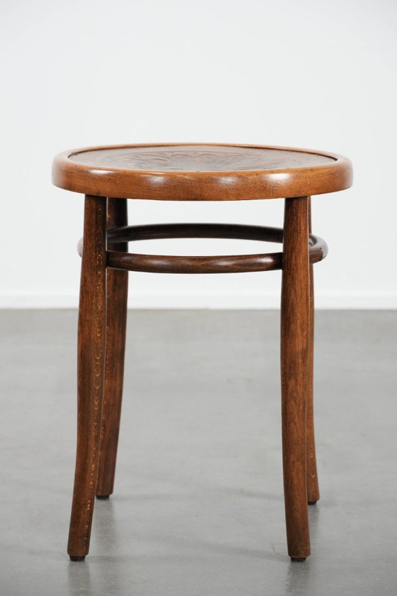 Image 1 of Tabouret ancien en bois courbé de style Thonet, datant du début des années 1900.