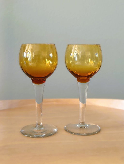 Amberkleurig vintage wijnglas op steel 