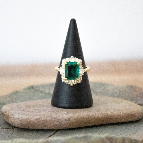 Image 1 of Ring mit smaragdgrünem Glascabochon und Strasssteinen