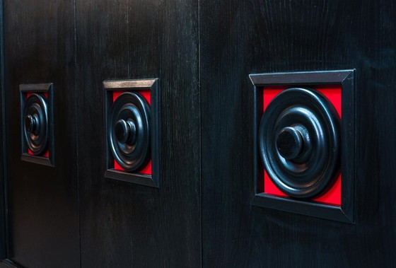 Image 1 of Groot, brutalistisch highboard in De Coene-stijl uit het midden van de 20e eeuw, zwart met rode accenten. België, jaren 60.