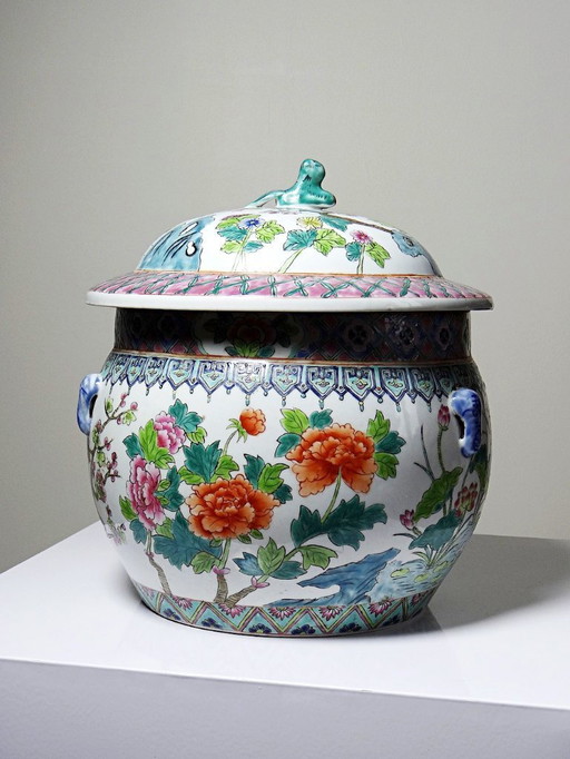 Grand pot couvert en porcelaine de Chine, décor famille rose floral, XXe siècle