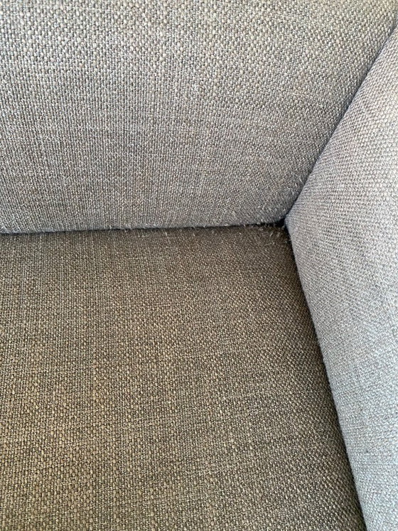 Image 1 of Divano modello Aikon in stock con pouf/ottomana con gambe nere