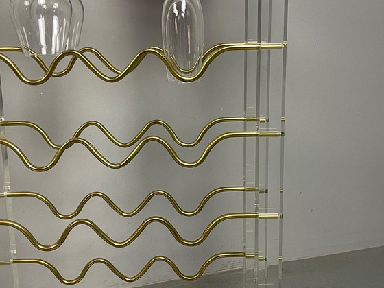 Seltenes skulpturales David Lange Lucite & Messing Weinregal. Frankreich, 1970er Jahre. Ref.: DO2000 (photo 2 of 12)