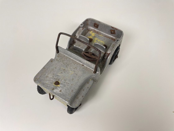 Image 1 of Coppia di Jeep giocattolo d'epoca, una macchina aperta degli anni '60 e una Jeep militare in metallo degli anni '40