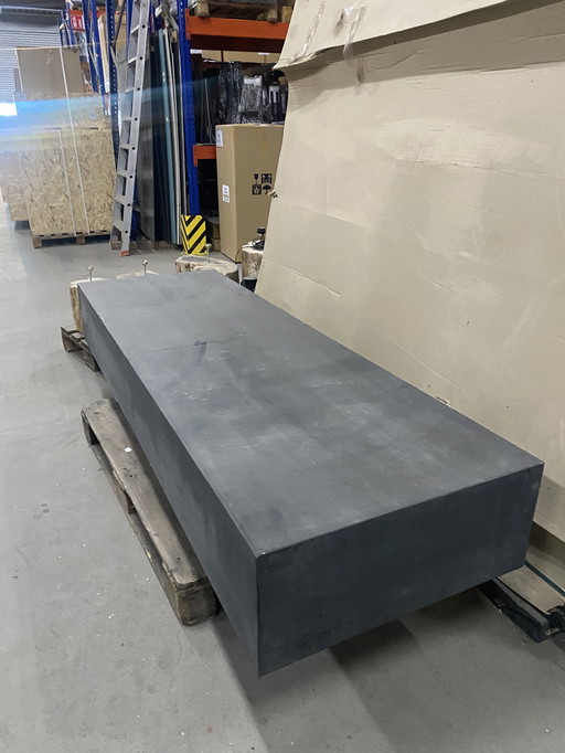 Table basse entièrement revêtue de zinc, soudée à la main