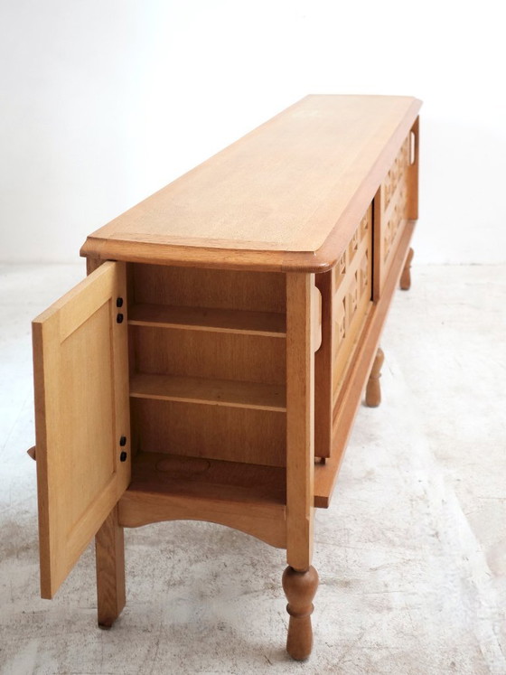 Image 1 of Dressoir van Guillerme en Chambron in licht eikenhout, brutalistische stijl