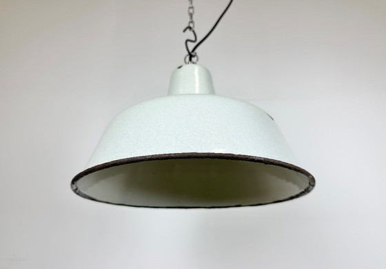 Image 1 of Industriële witte geëmailleerde fabriekshanglamp van Zaos, jaren 60