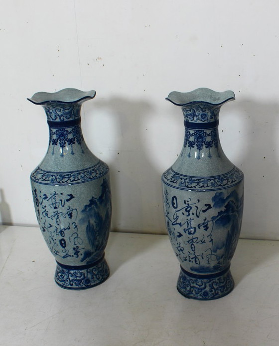 Image 1 of Een paar monumentale Chinese vazen met kobaltblauwe decoratie, eind 20e eeuw.