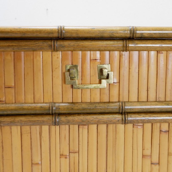 Image 1 of Commode en bambou à 2 portes et 2 tiroirs - poignées en laiton, vers 1960