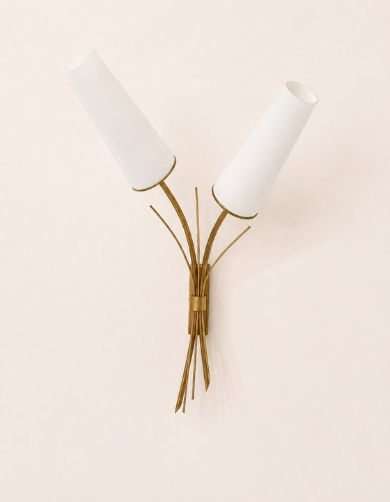 Image 1 of Een paar vintage XL wandlampen, messing en gebogen opaalglas, Frankrijk 1960.