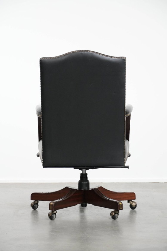 Image 1 of Zwarte rundleren en houten chesterfield bureaustoel in Engelse stijl op wieltjes