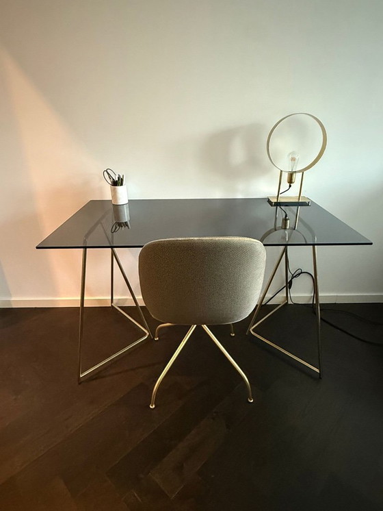 Image 1 of Scrivania in vetro di MADE – con gambe dorate